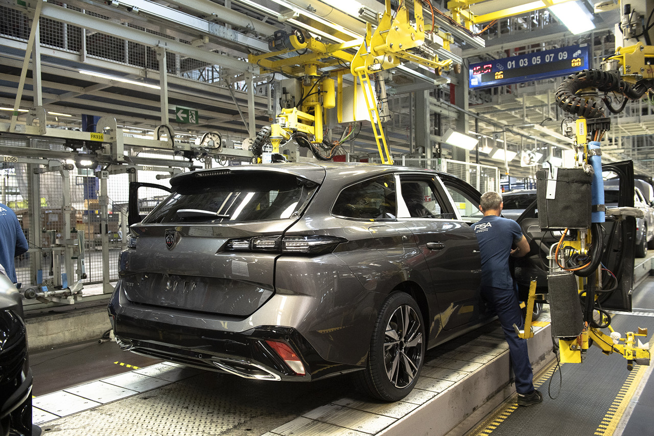 Assemblage d'une Peugeot 308 SW à l'usine Stellantis de Mulhouse