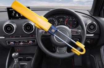Canne antivol sur un volant de voiture