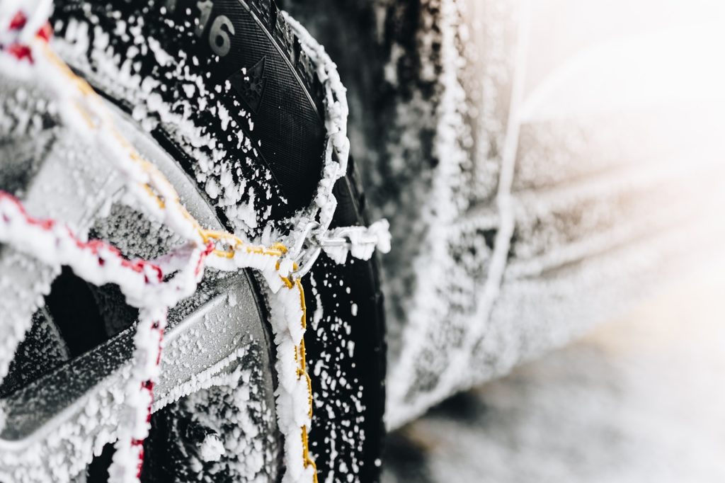 Chaîne sur un pneu de voiture pour l'hiver