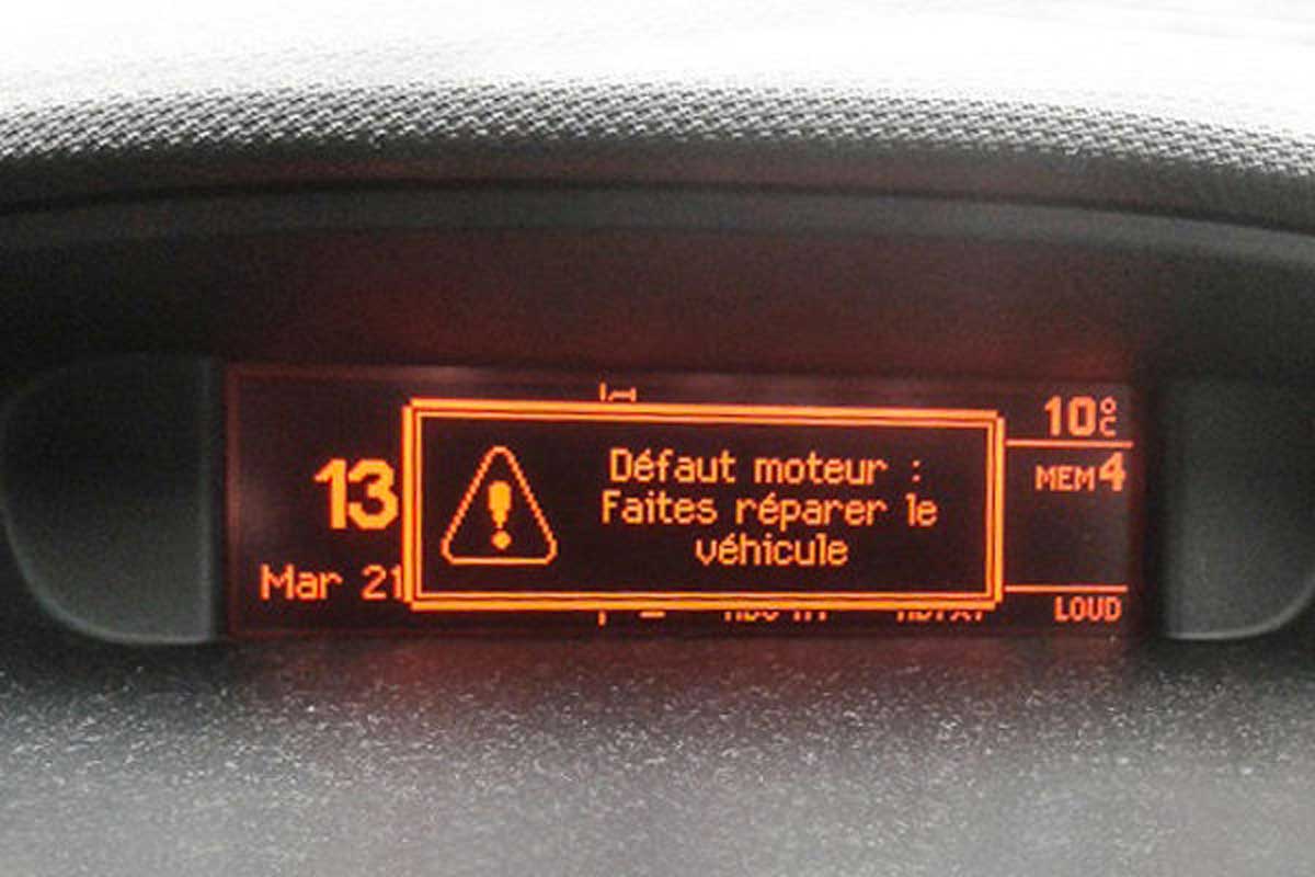 Message d'alerte "Défaut moteur faites réparer votre véhicule" sur une Peugeot 308