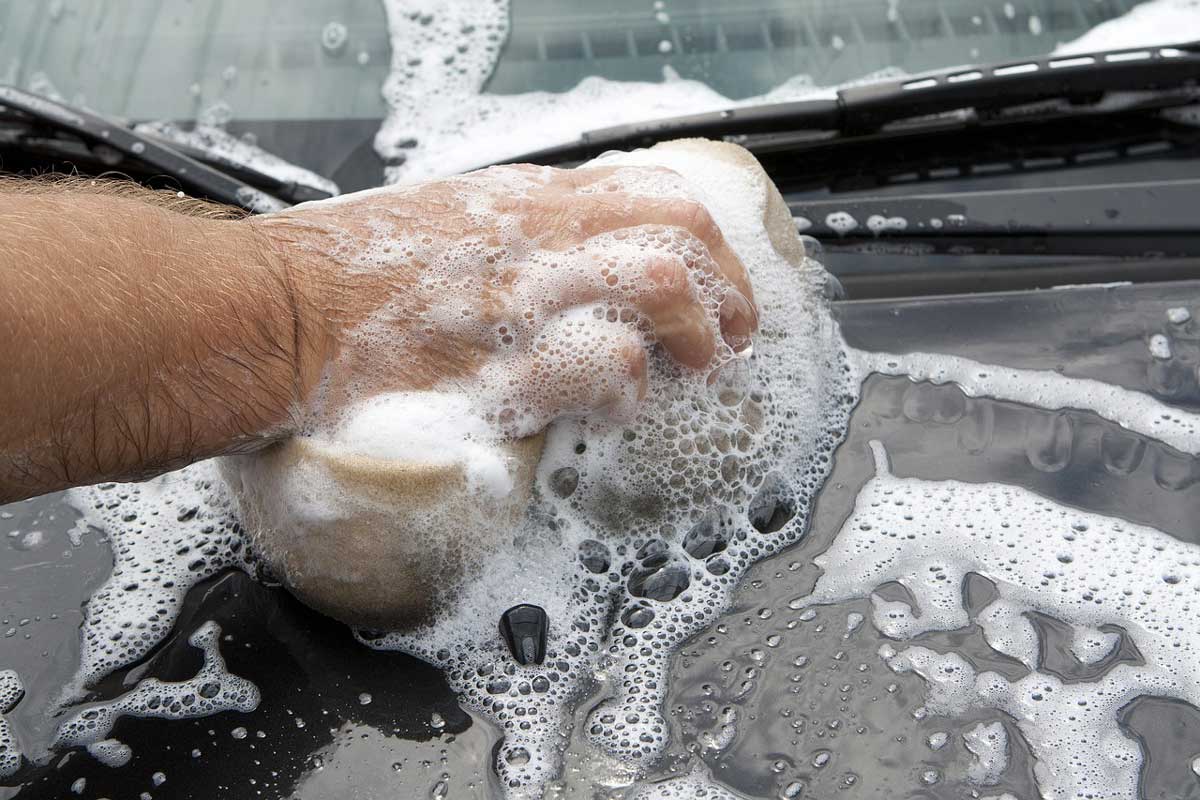 Lavage d'une voiture à la main