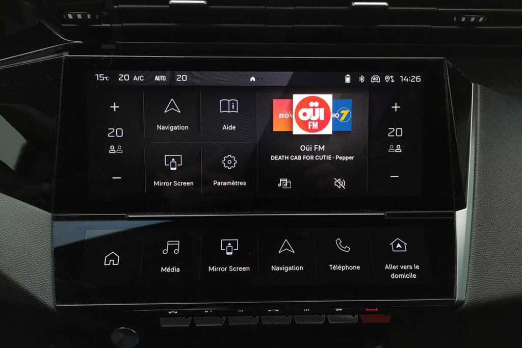 Ecran de la Peugeot 308 avec i-cockpit et le système de boutons personnalisables i Toggle