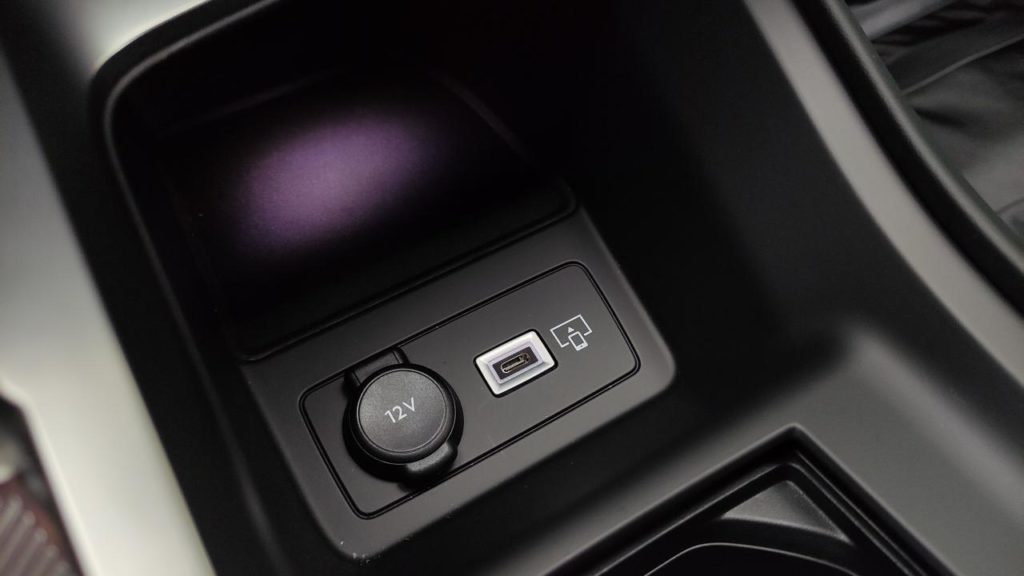Port USB C pour connecter son téléphone en mirroring à sa Peugeot 308