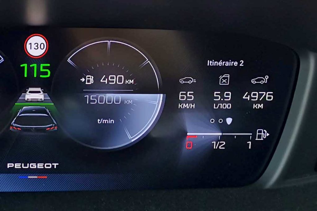 Tableau de bord Peugeot 308 affichant 15000 km