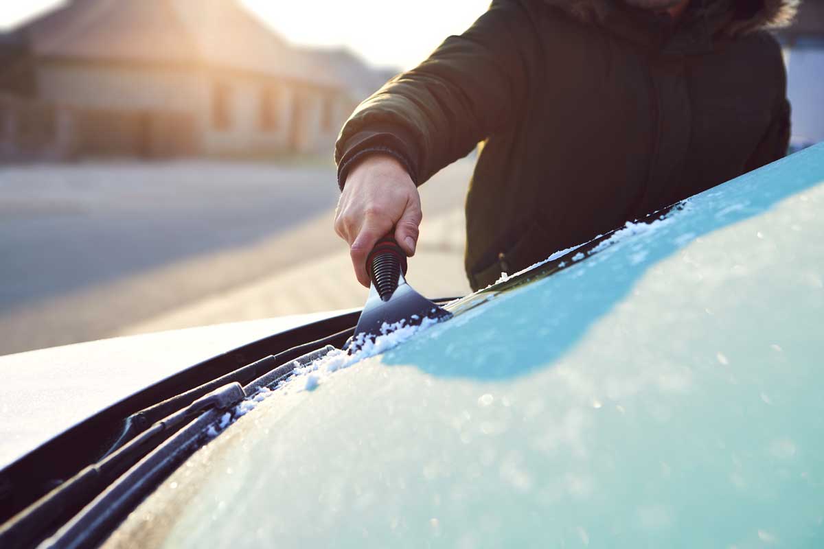 Comment dégivrer rapidement le pare-brise de sa voiture en hiver ?