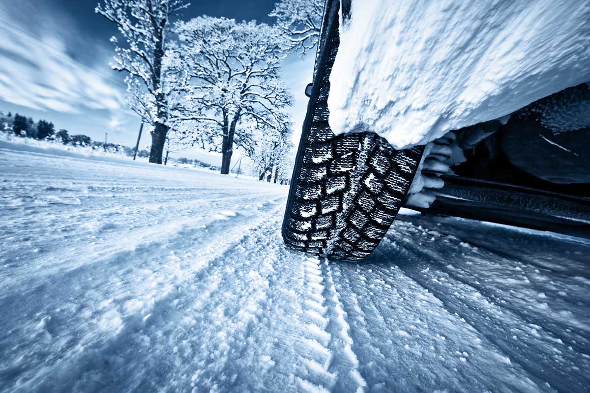 Conduite d'une voiture sur la neige
