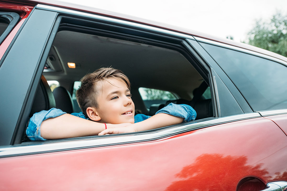 Enfant à la fenêtre d'une voiture