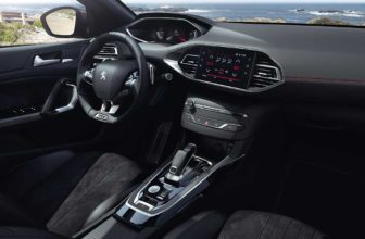Intérieur de la Peugeot 308 SW deuxième génération avec écran NAC