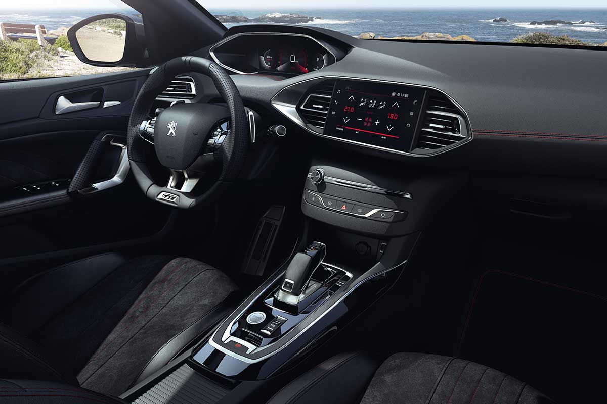 Intérieur de la Peugeot 308 SW deuxième génération avec écran NAC