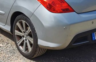 Pare choc arrière abimé d'une Peugeot 308
