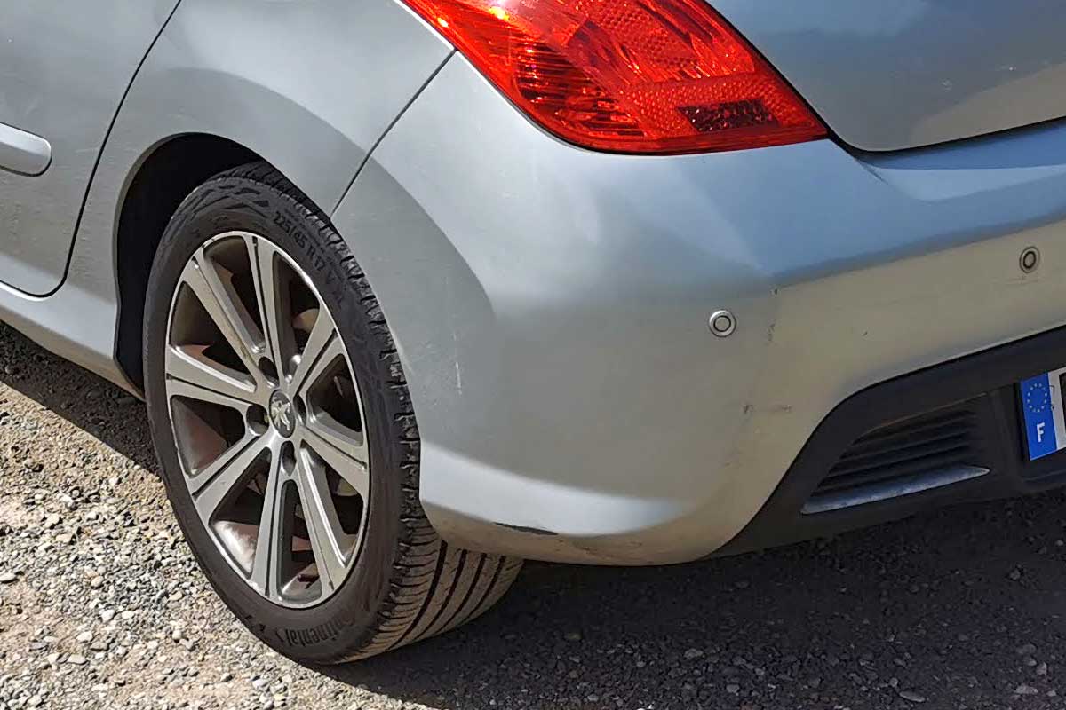 Pare choc arrière abimé d'une Peugeot 308