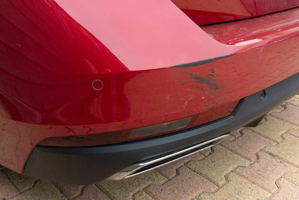Pare-choc arrière abimé d'une Peugeot 308 SW