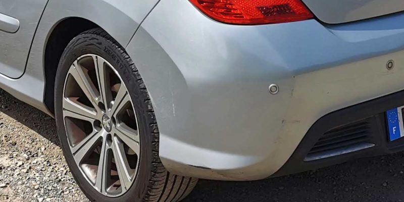 Pare-choc arrière rayé ou fissuré : réparer, repeindre ou remplacer ?